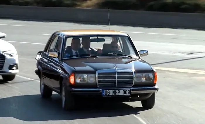 Bahçeli klasik otomobiliyle Ankara turu yaptı!