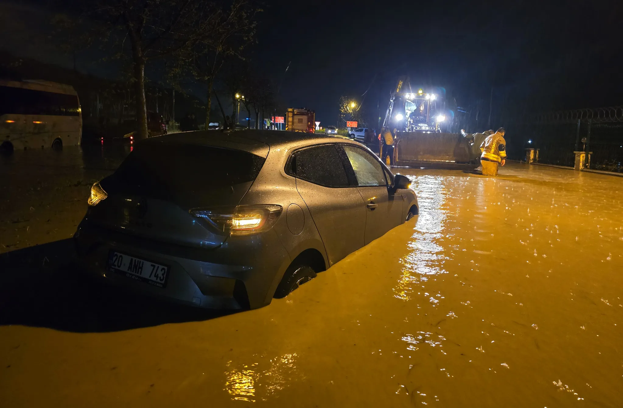 Turgutlu’da sağanak hayatı felç etti! Araçlar mahsur kaldı