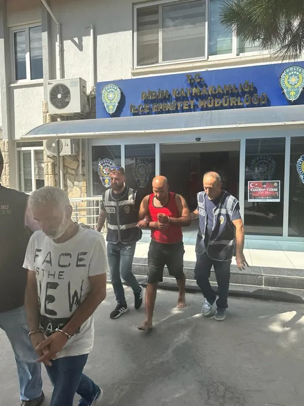 didimde-kacak-gocmen-operasyonu-13-kisi-yakalandi-5-organizator-suphelisi-tutuklandi-1695739132070.jpg Didim'de kaçak göçmen operasyonu: 13 kişi yakalandı 5 organizatör şüphelisi tutuklandı - 1