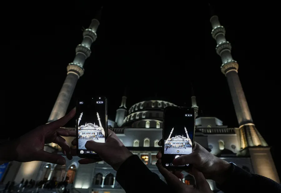 kadir-gecesinde-eller-semaya-acildi-milyonlar-huzurda-bulustu-1773687520065.jpg Kadir Gecesi'nde eller semaya açıldı: Milyonlar huzurda buluştu - 12