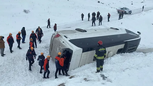 Son dakika | Sivas'ta yolcu otobüsü kaza yaptı! Çok sayıda yaralı var - 4