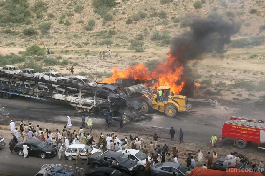 Karaçi'de petrol tankeri alev aldı: Onlarca araç cayır cayır yandı! 1