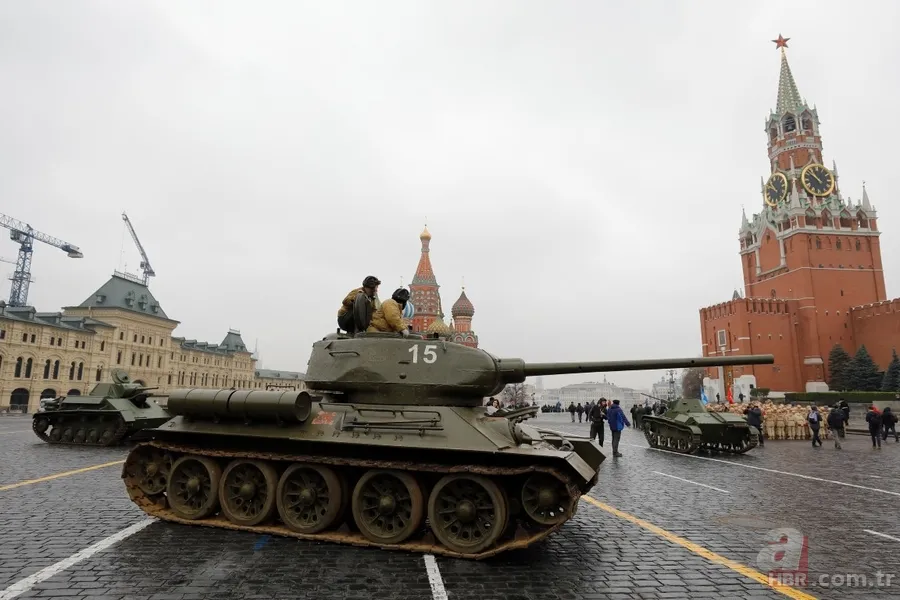 Rusya'dan renkli görüntüler! 'Sovyet askerleri' Kızıl Meydan'da... 20
