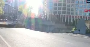 Sarıyer’de yol çöktü!