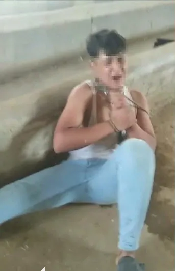 1692952193265.jpg Ailesi tarafından ahıra kilitlenen çocuk dehşeti yaşadı: Hayvan kancasıyla bağlayıp üzerine idrarını yaptılar - 1