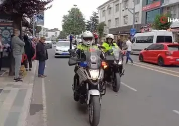 Düzce'de kaldırımda ağlatan doğum günü sürprizi