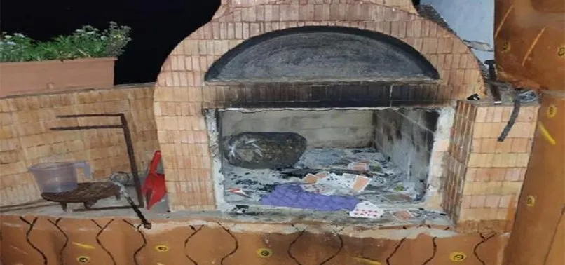 Rize’de kumar baskınında yakalananlar iskambil kağıtlarını yakmaya çalıştı