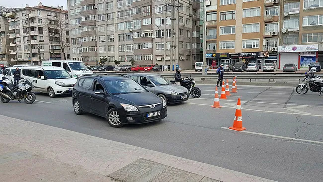 İzmit'te yüksek gerilim hattı çalışması sebebiyle D-100 Karayolu'nda trafik oluştu - 4