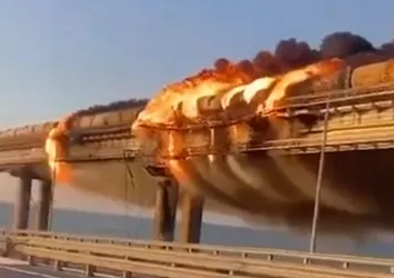 Kerç Köprüsü'nde petrol yüklü tanker patladı! Savaşın seyrini değiştirecek olay! Ukrayna'dan Putin'i kızdıracak sözler: Mutlu yıllar Başkan! Bu daha başlangıç