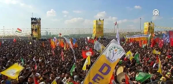 dem-partinin-van-mitinginde-skandal-teroristbasi-ocalan-sloganlari-pkk-pacavralari-1710692257975.jpeg PKK'nın partisi DEM'in nevruz programında terör propagandası! Bebek katili Öcalan sloganları atıldı: PKK paçavraları asıldı - 2