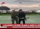 Lukaşenko elinde silahla saraya geldi