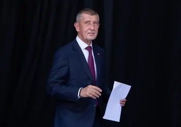 Çekya’nın eski Başbakanı Babis’e mitingde koltuk değnekli saldırı