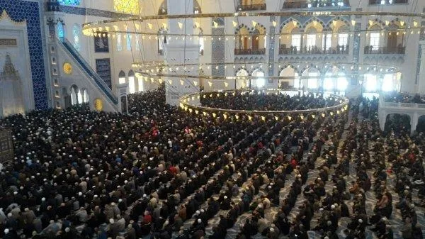 Çamlıca Camii’den Temel Karamollaoğlu’na yanıt niteliğinde görüntü