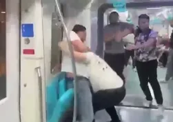 Marmaray'da ortalık karıştı! Yumruklar havada uçuştu
