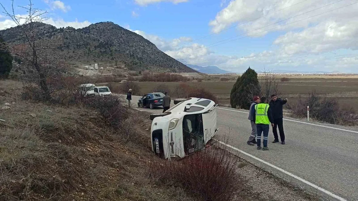 Konya'da hatalı dönüş kazası: 3 yaralı