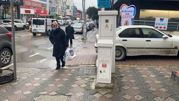 kocaelide-cadde-ortasinda-utanmazlik-mide-bulandiran-olay-saniye-saniye-kamerada-1642063091336.jpg Kocaeli’de cadde ortasında utanmazlık! Mide bulandıran olay saniye saniye kamerada - 4