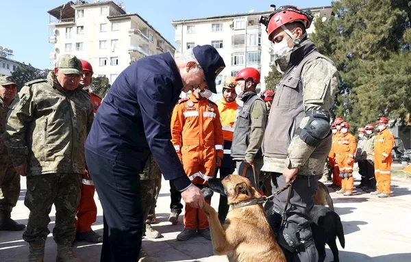 Milli Savunma Bakanı Hulusi Akar enkazdan 326 kişiyi kurtaran Mehmetçik ile bir araya geldi