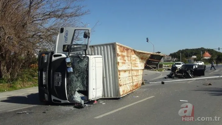 Antalya’da kamyon dehşeti! Otomobilin üzerinden geçti