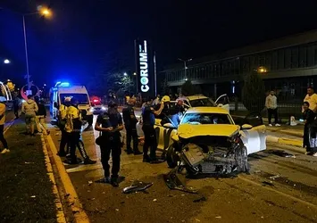 Çorum'da otomobil park halindeki araca çarptı! 3 kişi yaralandı