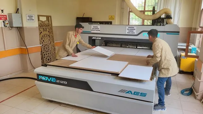 Öğrenciler deprem konutları için mobilya üretiyor