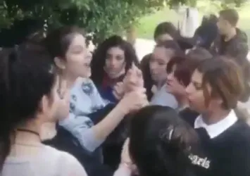 Antalya'da liseli kızların kavgası dehşet saçtı! Elindeki bıçağı zorla aldılar