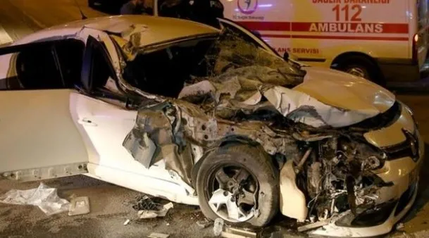 Ankara'da otomobil, ekmek dağıtım aracına çarptı: 6 yaralı - 1