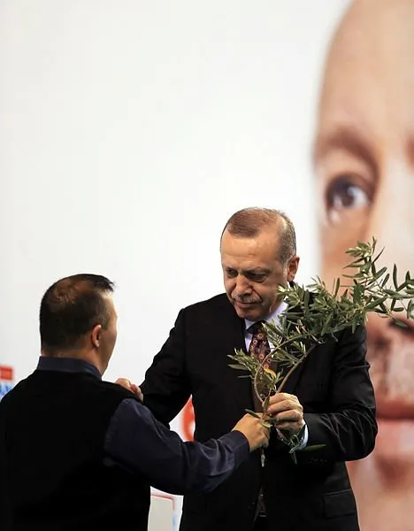 Cumhurbaşkanı Erdoğan, 105 yaşındaki Fikriye ninenin elini öptü