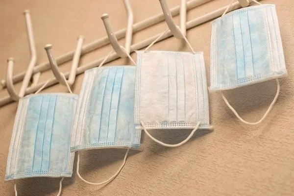 Koronavirüs aşısı olanlar maske takmaya devam edecek mi?