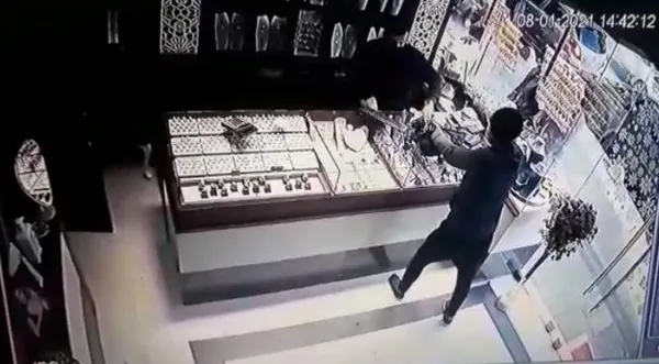 SON DAKİKA | İstanbul Çekmeköy’deki kuyumcu soygunun görüntüleri ortaya çıktı | Video haber... - 3