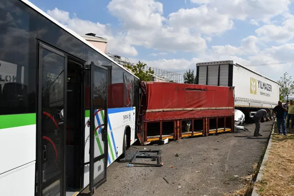 bakim-sonrasi-teste-cikarilan-otobus-freni-bosalinca-7-araca-carpti-1629904558480.jpg Bakım sonrası teste çıkarılan otobüs freni boşalınca 7 araca çarptı - 2