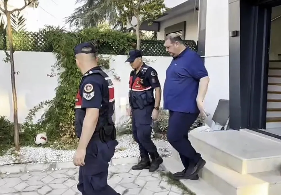 Menderes Belediyesi soruşturmasında 16 şüpheli adliyede - 2
