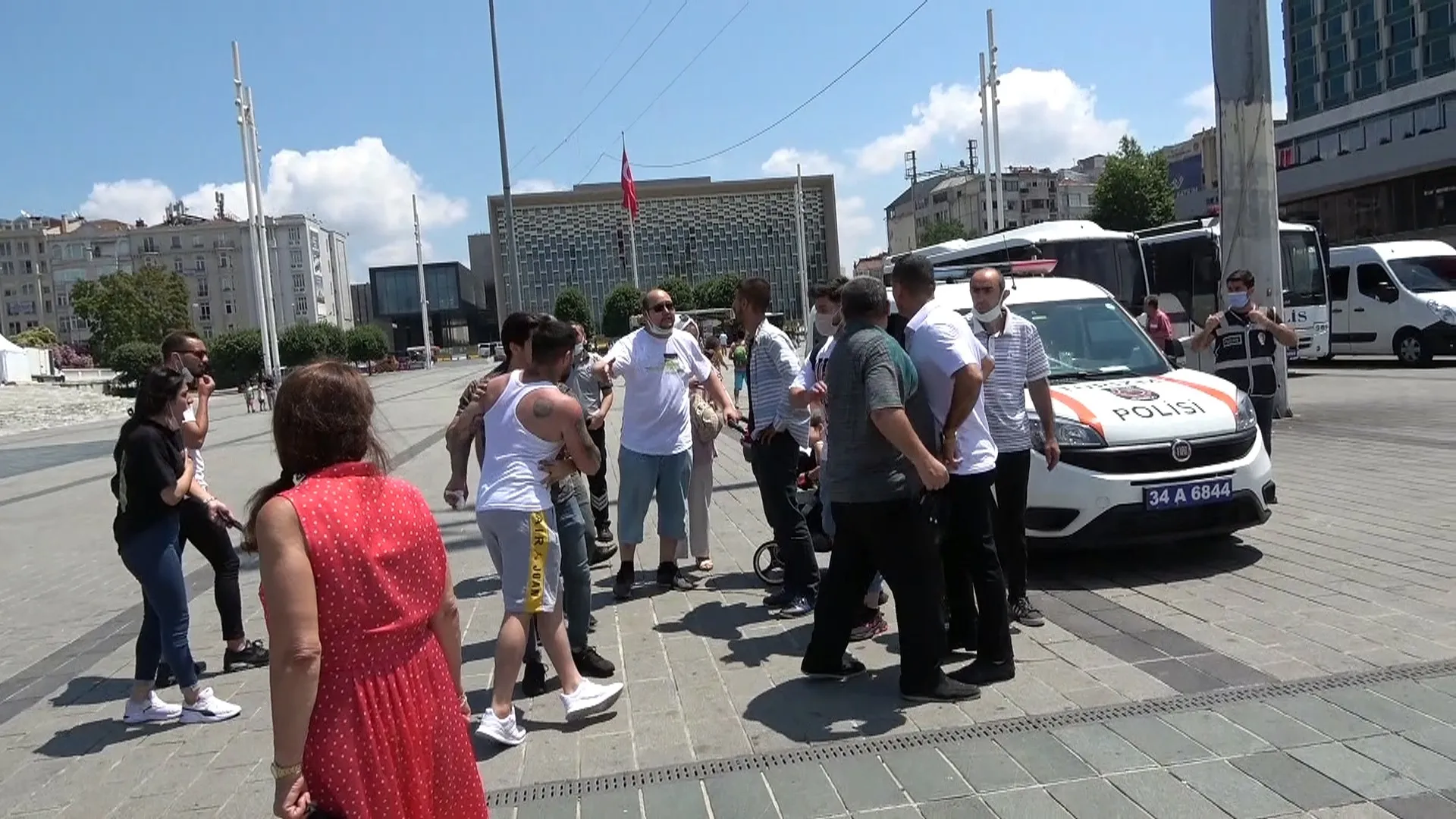 Taksim'de asansör kavgası! Sinir krizi geçirince ortalığı birbirine kattı