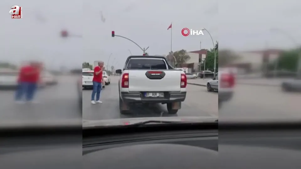 Yol kavgasında yaşlı adamı yumrukladı! O anlar kamerada