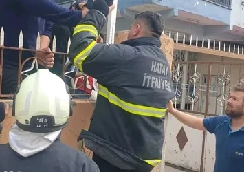 Çocuğun kolu demir korkuluğa saplandı