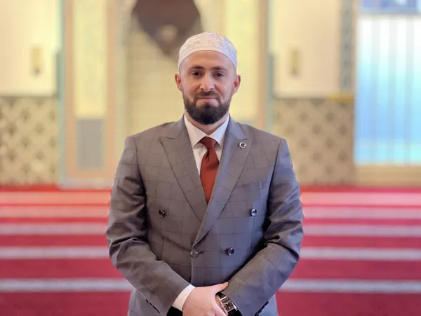 Hollanda’da Türk imam gece gündüz demeden İslam’ı anlatıyor! 150 kişinin hidayetine vesile oldu