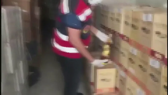 istanbulda-duzenlenen-operasyonda-8-bin-litre-sahte-icki-ele-gecirildi-1625292027924.jpg İstanbul'da düzenlenen operasyonda 8 bin litre sahte içki ele geçirildi - 3
