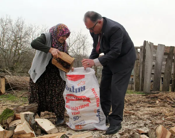 turkiye-tek-yurek-makbule-nine-herkesi-duygulandirdi-yuregimiz-yaniyor-1677587974611.jpg Türkiye tek yürek! Makbule nine herkesi duygulandırdı: Yüreğimiz yanıyor - 4