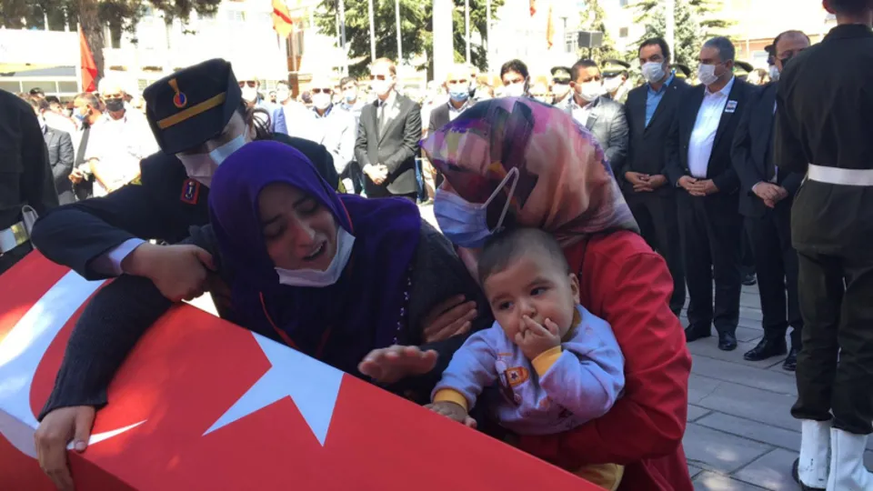 El Bab şehidi Muammer Yiğit'e 6 aylık oğlundan son veda