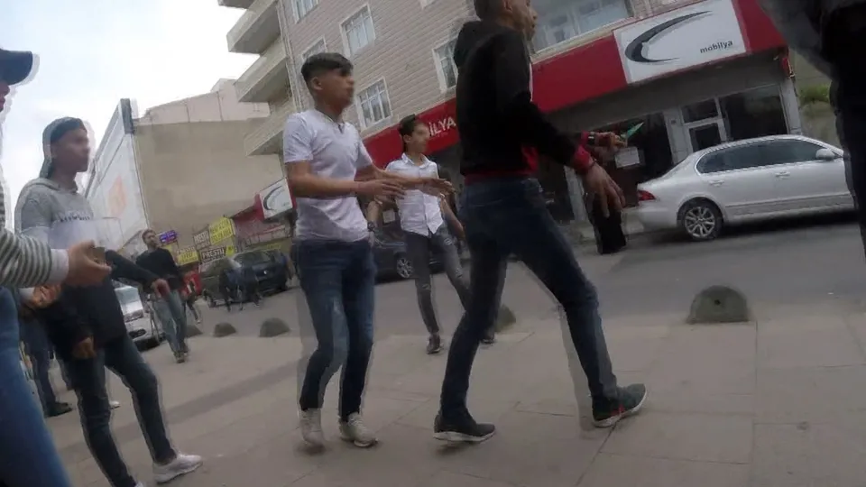 30 genç bıçaklarla birbirine saldırdı