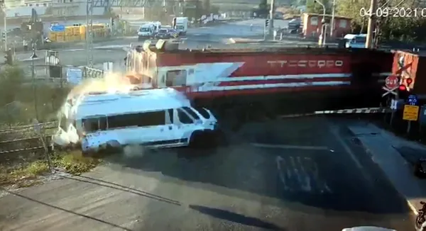 tekirdag-corluda-tren-isci-servisine-carpmisti-minibus-soforunun-ilk-ifadesi-ortaya-cikti-1630925917175.jpg Tekirdağ Çorlu'da tren işçi servisine çarpmıştı! Minibüs şoförünün ilk ifadesi ortaya çıktı - 3
