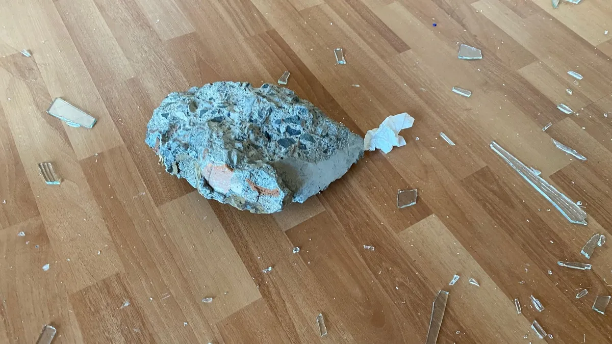 Pişkin kiracı evi talan etti! Kirayı ödemedi bir de camı çerçeveyi indirdi! İstanbul'da klasikleşen manzara...