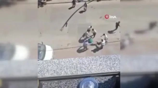 Sokak ortasında gaspçıların saldırısı kamerada