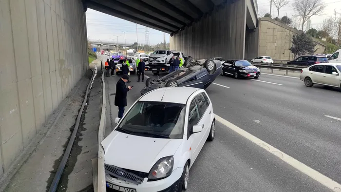 1711359204681.jpg TEM'de önce iki araca çarptı sonra takla attı - 2