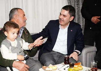 Bakan Kurum depremzede aileyi ziyaret etti