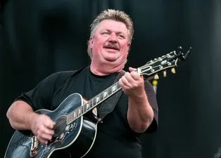 ABD’li ünlü şarkıcı Joe Diffie koronavirüs nedeniyle hayatını kaybetti