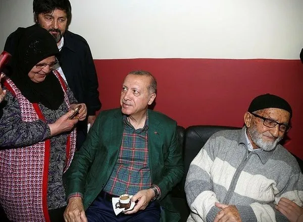 Cumhurbaşkanı Erdoğan’dan Ankara’da AK Parti seçim bürosuna sürpriz ziyaret