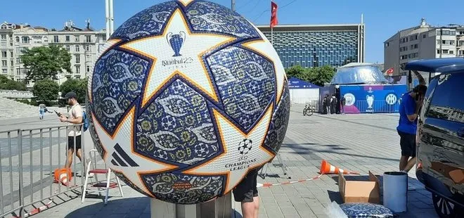 UEFA’nın dev kupasının maketi Taksim Meydanı’na yerleştirildi! Vatandaşlar yoğun ilgi gösterdi...