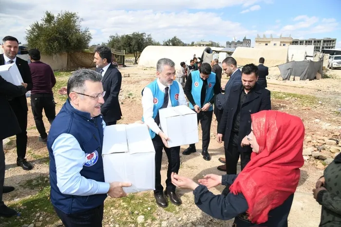 trabzondan-halepe-kardeslik-sofrasi-belediye-baskani-genc-ve-heyeti-mazlumlarla-bir-araya-geldi-1772992084244.jpg Trabzon’dan Halep’e kardeşlik sofrası! Belediye Başkanı Genç ve heyeti mazlumlarla bir araya geldi - 2