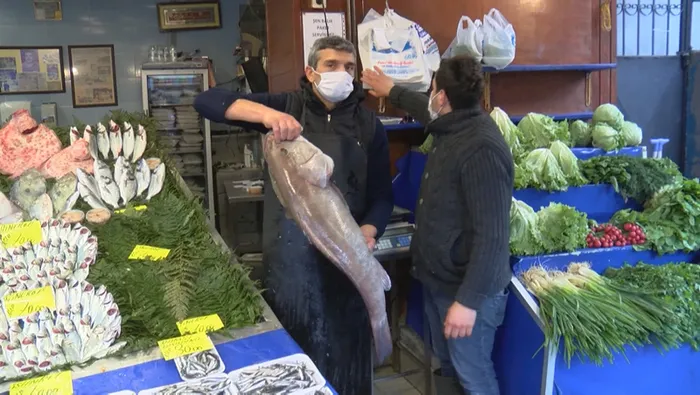 Son dakika: Başkan Erdoğan Çengelköy’de önce esnafla sohbet etti sonra balık aldı