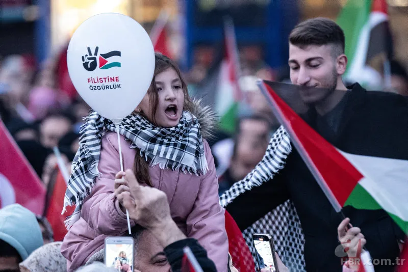 "Şehitlerimize rahmet! Filistin'e destek" mitinginde on binlerce kişi Galata Köprüsü'ne yürüdü 17